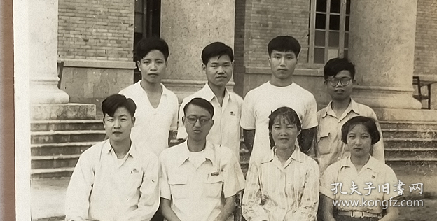 老照片:福州-福建师范学院,数学系,1962年7月1日,“迎着朝霞,展翅高飞”-蔡乃永(泉州师范学院副院长)、伍天宝、何为、刘藕业(福州大学软件教研室)、陈瑞袁、相美玉(赠)李淑英书记。有背题。--校简史:前身1907年陈宝琛创办福建优级师范学堂。1953年华南女子文理学院、福建协和大学、福建省立师范专科学校等合并成立福建师范学院。1972年易名福建师范大学。