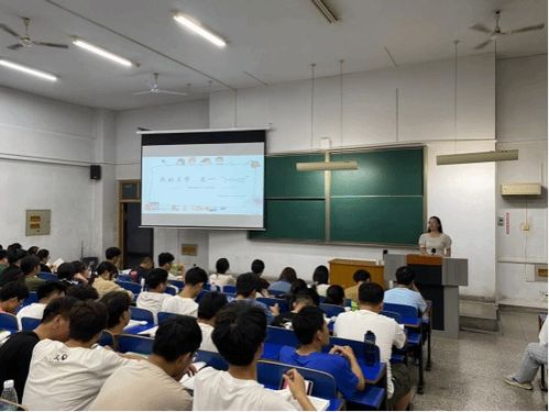 软件学院召开2023级本科生 我的大学,不一 young 主题班会